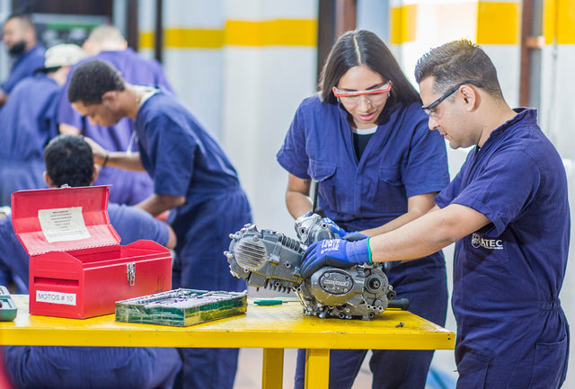 /sites/default/files/2020-01/estudiante-mecanica-automotriz.jpg